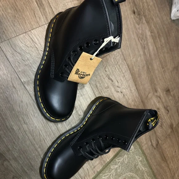 Dr. Martens 1460W Black Leather Lace-Up Boots size 6 Unisex. Brand New! - Picture 3 of 4